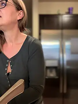 MaiseKnox online show from 8, 10, 2025