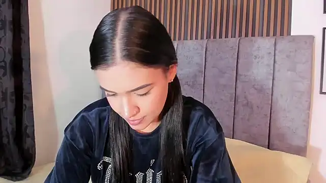 Snapshot of Hanna_Risso chatting on 2, 12, 2024 Hanna Risso online show from 2, 12, 2024