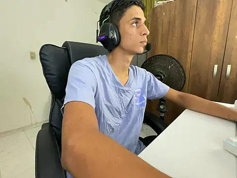 Snapshot of Max_TheHorseDick chatting on 1, 2, 2025 Max TheHorseDick online show from 1, 2, 2025