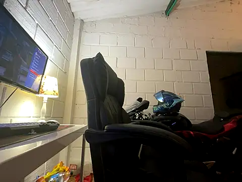 Snapshot of Max_TheHorseDick chatting on 16, 9, 2025 Max TheHorseDick online show from 16, 9, 2025