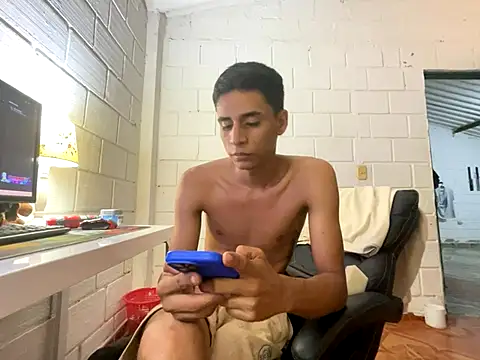 Snapshot of Max_TheHorseDick chatting on 26, 10, 2025 Max TheHorseDick online show from 26, 10, 2025