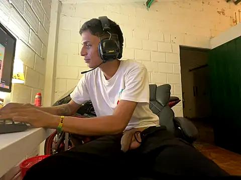 Snapshot of Max_TheHorseDick chatting on 11, 11, 2025 Max TheHorseDick online show from 11, 11, 2025