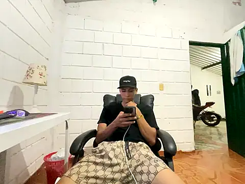 Snapshot of Max_TheHorseDick chatting on 23, 11, 2025 Max TheHorseDick online show from 23, 11, 2025