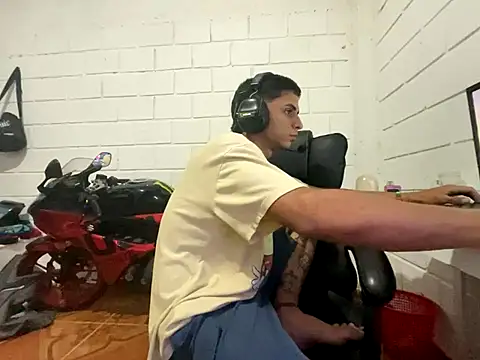 Snapshot of Max_TheHorseDick chatting on 3, 12, 2025 Max TheHorseDick online show from 3, 12, 2025