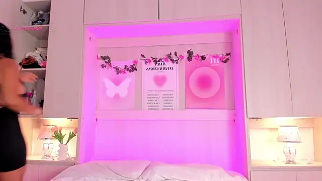 SophiaaStone online show from 8, 2, 2025