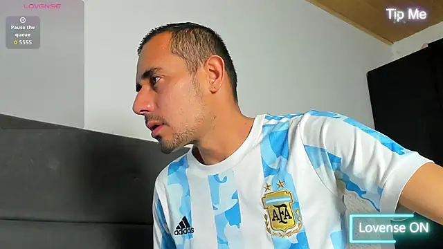 jhonyalzate2 online show from 13, 4, 2026