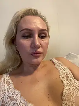 YourBlondee online show from 3, 12, 2025