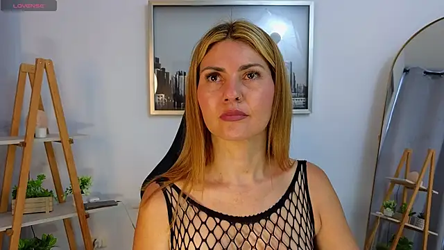 bella  adams online show from 18, 10, 2025