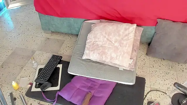 IsiisLovei online show from 8, 4, 2026