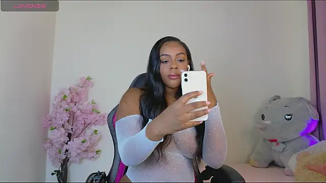 Snapshot of HollyJorda chatting on 5, 5, 2026 HollyJorda online show from 5, 5, 2026