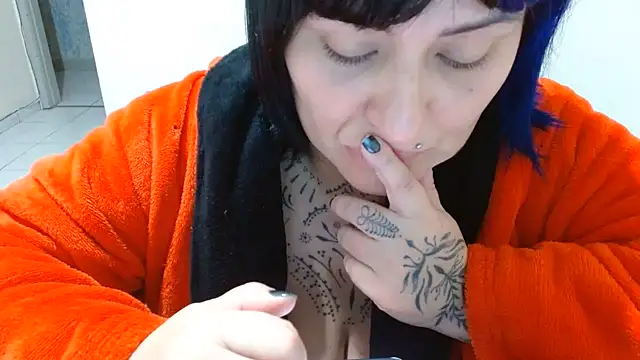 Snapshot of vaholiver chatting on 17, 6, 2026 vaholiver online show from 17, 6, 2026