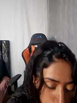 Valentinne z online show from 5, 1, 2025