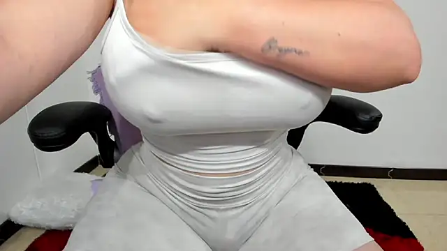 Snapshot of Emiily_88 chatting on 2, 1, 2025 Emiily 88 online show from 2, 1, 2025