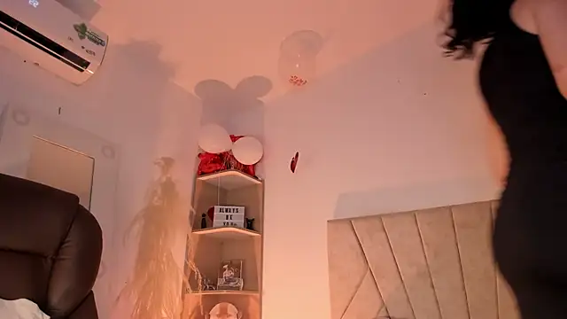 Snapshot of _Niah_ chatting on 19, 2, 2025 Niah online show from 19, 2, 2025