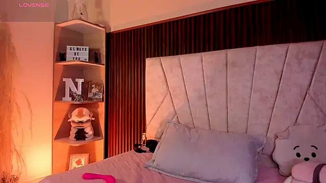 Snapshot of _Niah_ chatting on 12, 11, 2025 Niah online show from 12, 11, 2025