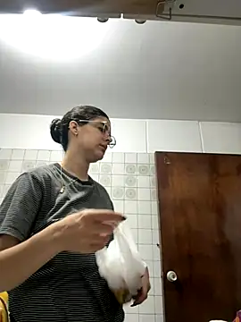 Snapshot of _Niah_ chatting on 29, 11, 2025 Niah online show from 29, 11, 2025