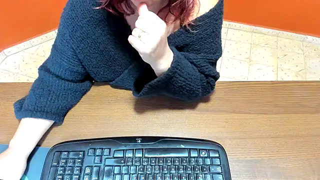 NikkiHolland online show from 5, 11, 2025