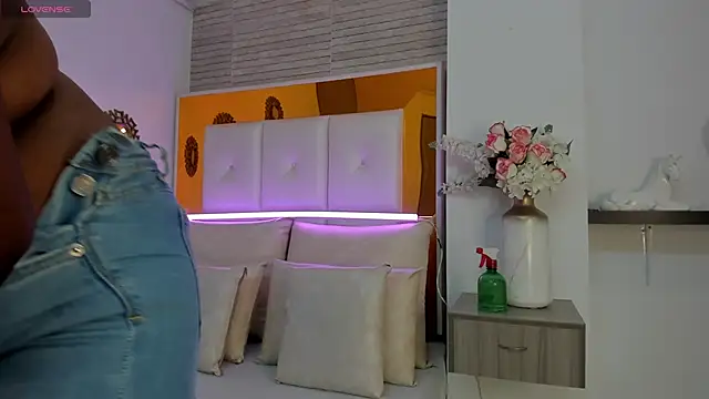 ShaniaBrownn online show from 13, 3, 2025