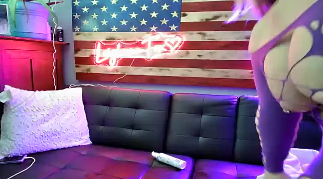 Snapshot of LeighAnnFox chatting on 8, 1, 2025 LeighAnnFox online show from 8, 1, 2025