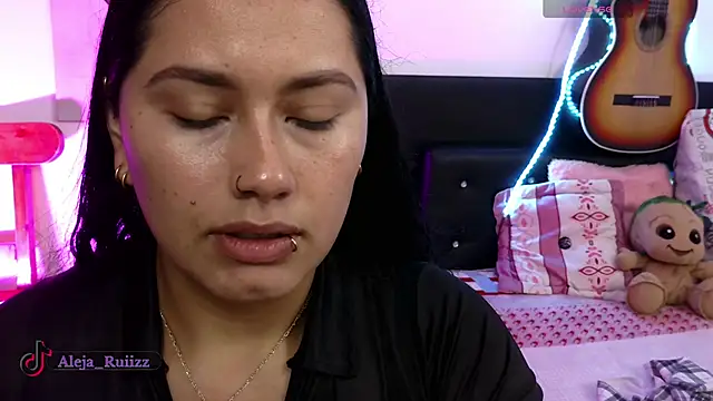 Snapshot of LauraRuiz1 chatting on 8, 9, 2025 LauraRuiz1 online show from 8, 9, 2025