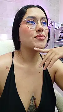 Snapshot of LauraRuiz1 chatting on 4, 5, 2026 LauraRuiz1 online show from 4, 5, 2026