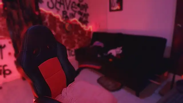 Laura takint online show from 11, 11, 2025