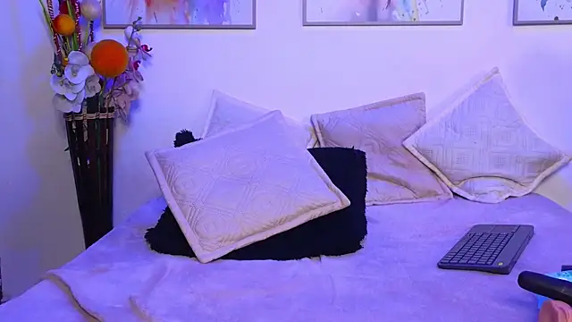Snapshot of Marianaa_Lopezz chatting on 4, 1, 2025 Marianaa Lopezz online show from 4, 1, 2025