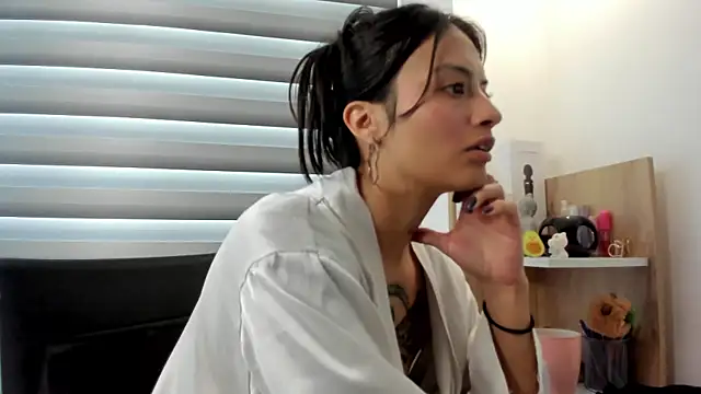 nia  white online show from 21, 2, 2025