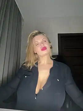Snapshot of Evellyn chatting on 2, 3, 2025 Evellyn online show from 2, 3, 2025