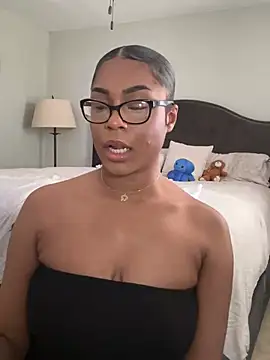 Snapshot of CandyLuxxxx chatting on 4, 2, 2025 CandyLuxxxx online show from 4, 2, 2025
