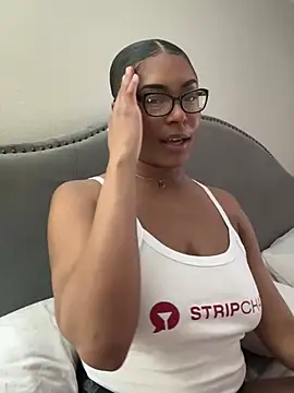 Snapshot of CandyLuxxxx chatting on 5, 2, 2025 CandyLuxxxx online show from 5, 2, 2025