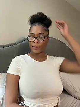 Snapshot of CandyLuxxxx chatting on 5, 3, 2025 CandyLuxxxx online show from 5, 3, 2025