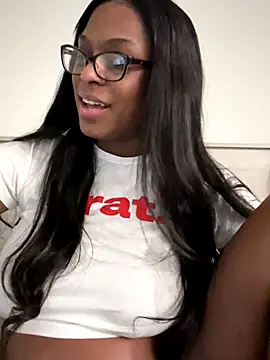 Snapshot of CandyLuxxxx chatting on 5, 10, 2025 CandyLuxxxx online show from 5, 10, 2025