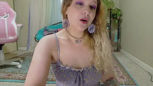 Snapshot of Emihaze chatting on 8, 5, 2026 Emihaze online show from 8, 5, 2026