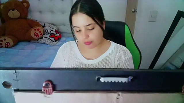 Snapshot of _alicia_z chatting on 19, 12, 2024 alicia z online show from 19, 12, 2024