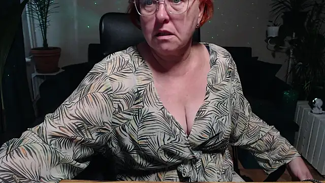 Snapshot of JoannaAndNeighbour chatting on 10, 9, 2025 JoannaAndNeighbour online show from 10, 9, 2025