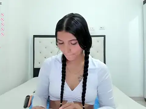 CuteLatinaxx online show from 7, 3, 2025