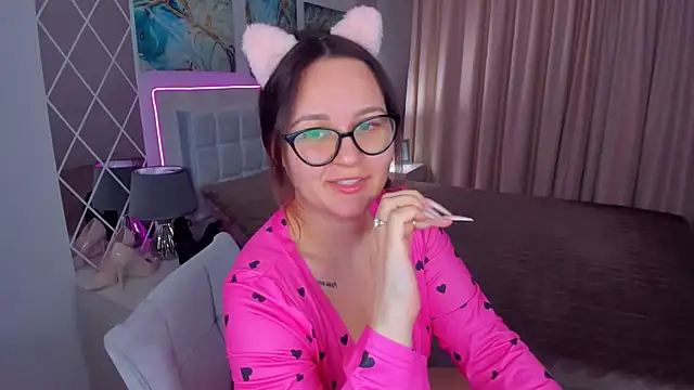 Snapshot of EsterLogan chatting on 11, 2, 2025 EsterLogan online show from 11, 2, 2025