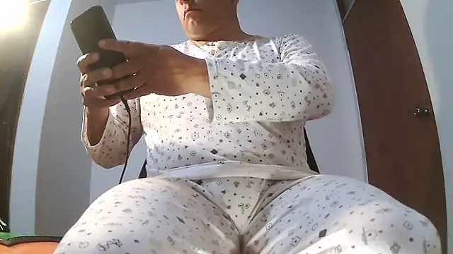 chicoguapo8 online show from 28, 11, 2025