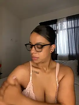 Snapshot of trianawhite chatting on 16, 5, 2026 trianawhite online show from 16, 5, 2026