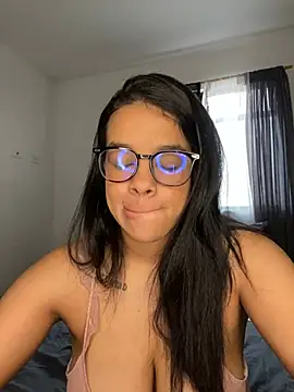 Snapshot of trianawhite chatting on 27, 5, 2026 trianawhite online show from 27, 5, 2026