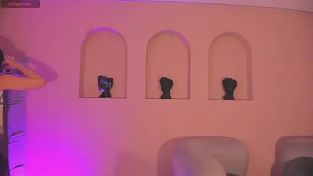 Snapshot of AnaDurant chatting on 6, 11, 2025 AnaDurant online show from 6, 11, 2025