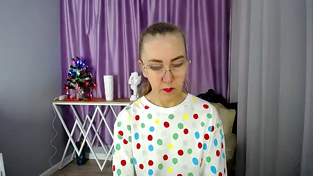 Snapshot of queen_a_n_i chatting on 4, 12, 2024 queen a n i online show from 4, 12, 2024