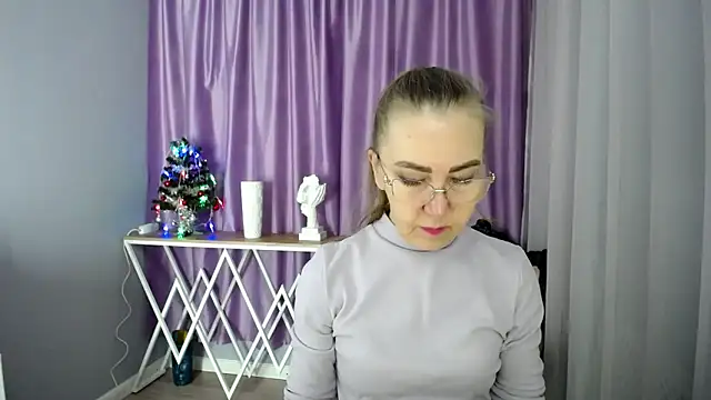 Snapshot of queen_a_n_i chatting on 5, 12, 2024 queen a n i online show from 5, 12, 2024