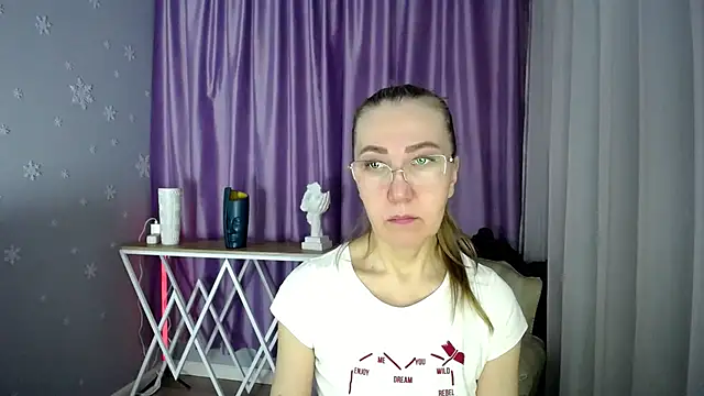 Snapshot of queen_a_n_i chatting on 7, 2, 2025 queen a n i online show from 7, 2, 2025
