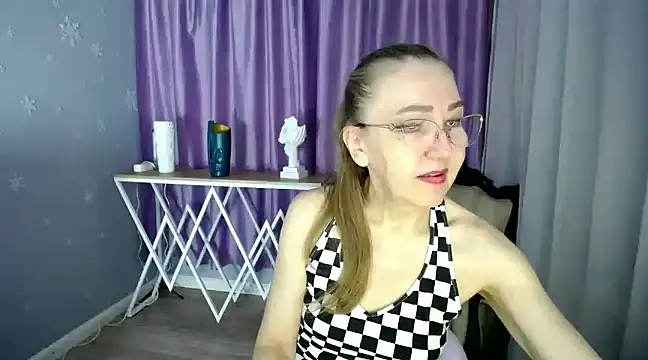 Snapshot of queen_a_n_i chatting on 10, 3, 2025 queen a n i online show from 10, 3, 2025