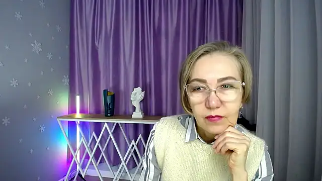 Snapshot of queen_a_n_i chatting on 10, 10, 2025 queen a n i online show from 10, 10, 2025