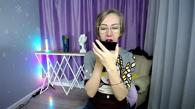 queen a n i online show from 30, 10, 2025