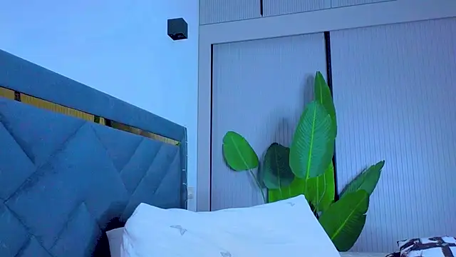 Mia Tin online show from 13, 9, 2025