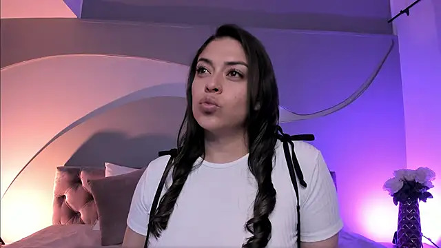 Snapshot of Nicolle_W chatting on 5, 2, 2025 Nicolle W online show from 5, 2, 2025